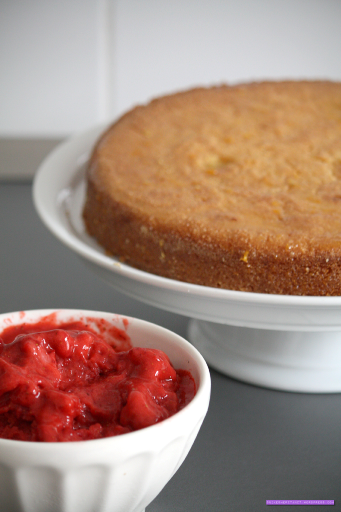 saftiger griesskuchen mit erdbeersosse. | nikes herz tanzt