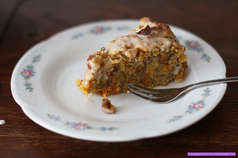 apfel-möhren-kuchen mit karamell haselnüssen, vegan