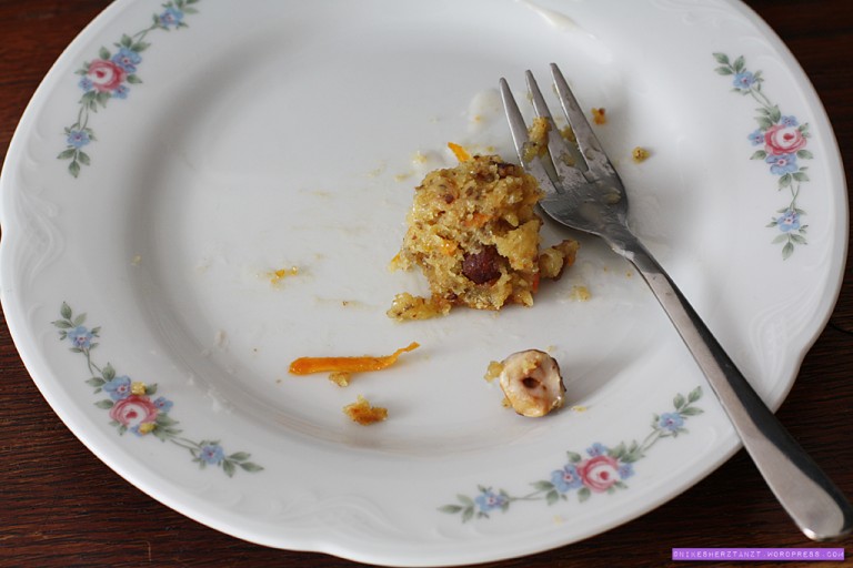 apfel-möhren-kuchen mit karamell haselnüssen, vegan