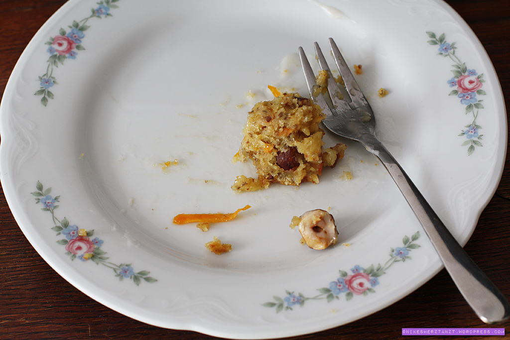 apfel-möhren-kuchen mit karamell haselnüssen, vegan, food, blog, nikesherztanzt