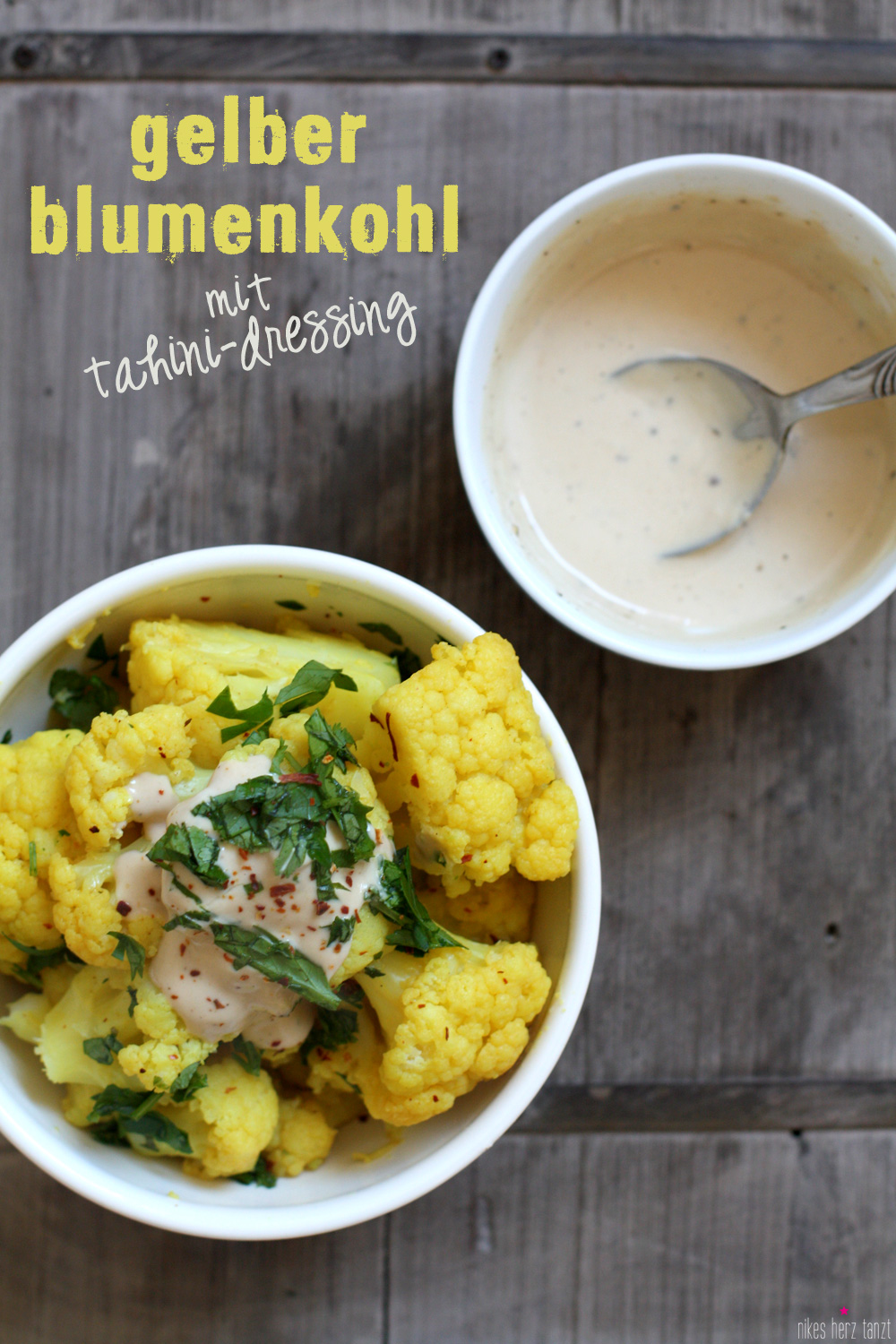 gelber blumenkohl mit tahini-dressing.