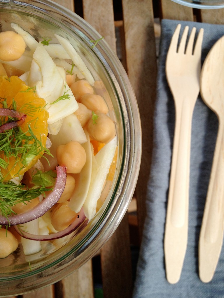 kichererbsen-fenchel-salat mit aprikosen und orangen. kichererbsen-fenchel-salat mit aprikosen und orangen.