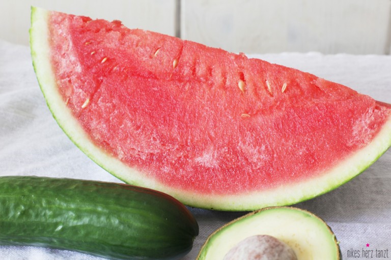chili limetten gurkennudeln auf gesalzener wassermelone mit basilikum ...