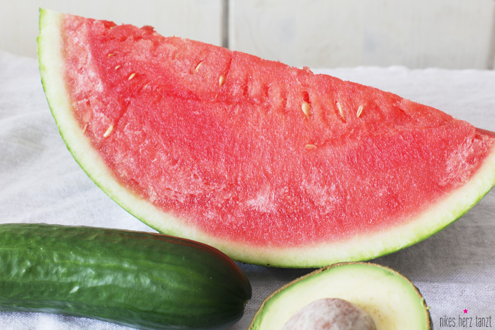 chili limetten gurkennudeln auf gesalzener wassermelone mit basilikum ...