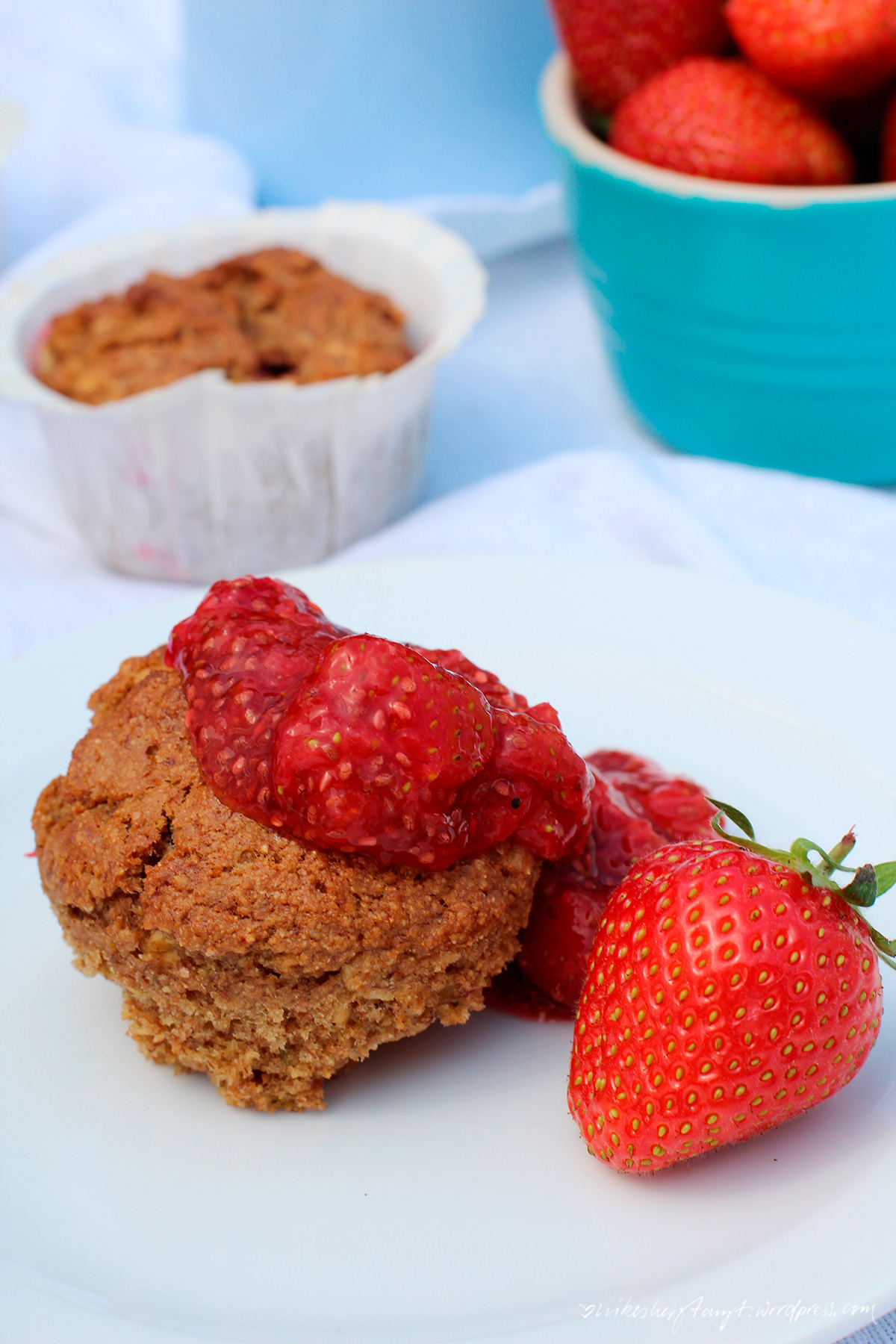 erdbeer-frühstücks-muffins mit erdbeer-chia-marmelade.