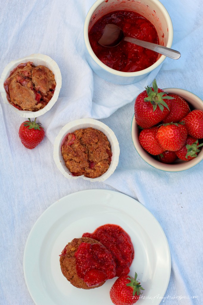 erdbeer-frühstücks-muffins mit erdbeer-chia-marmelade.