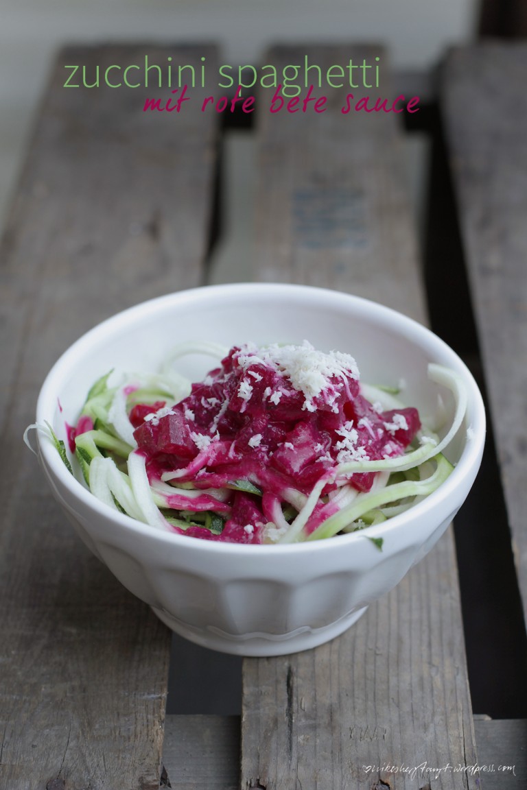 zucchini spaghetti mit rote bete sauce.