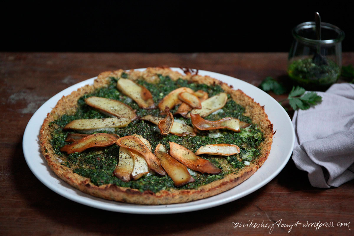 pizza mit blumenkohlboden. korianderpesto, kräuterseitlingen, veggie, cleaneating, #eattrainlove, nikesherztanzt