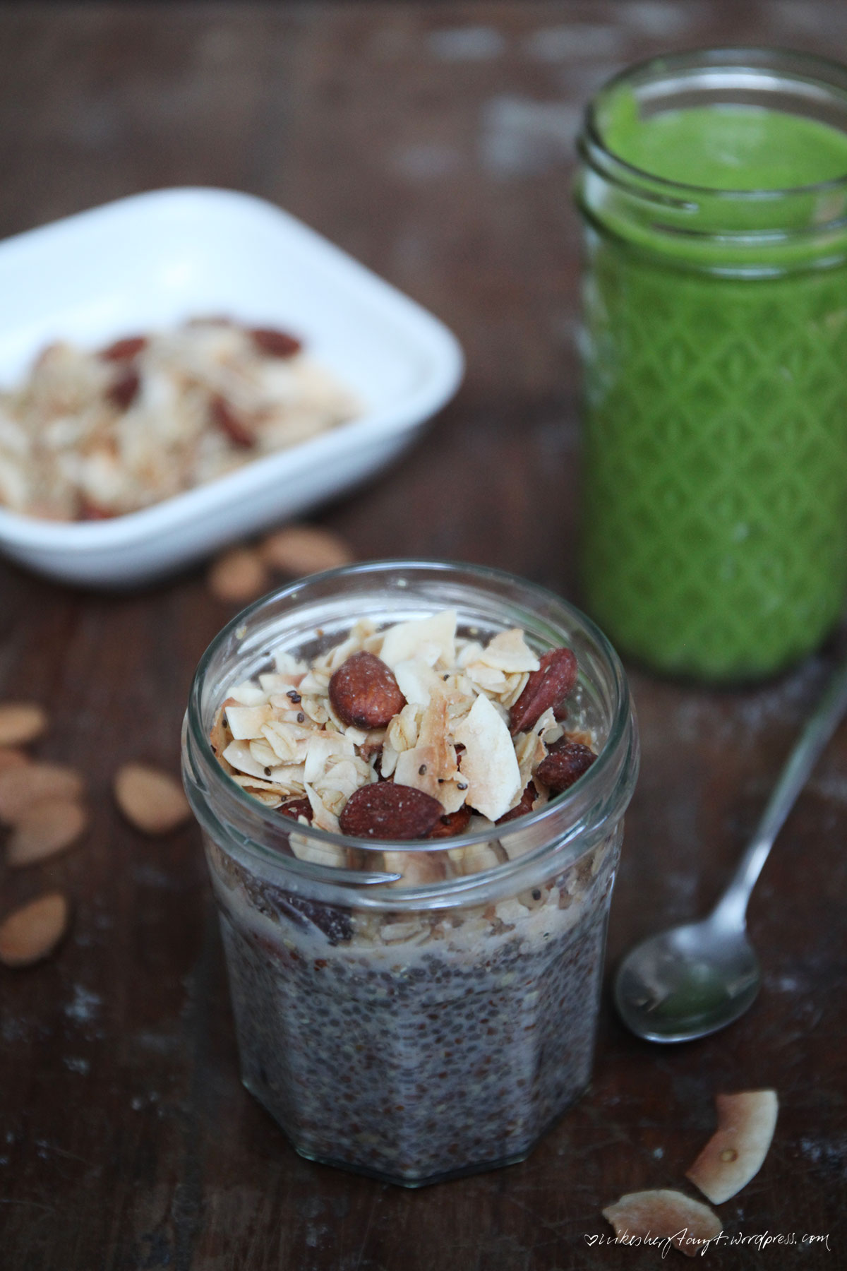 kokos-mandel-granola auf chia pudding.