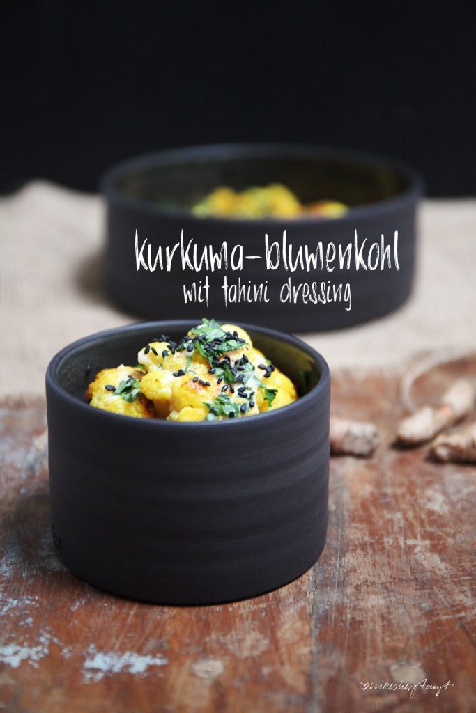 kurkuma-blumenkohl mit tahini dressing in feiner keramik von kaas + heger