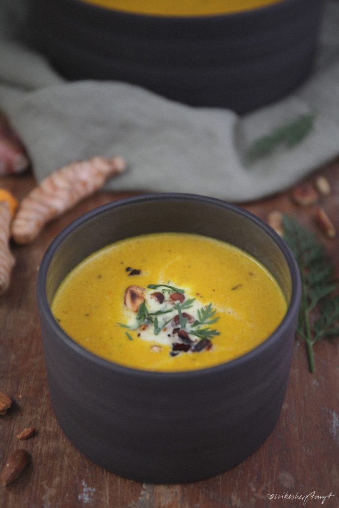 möhren-kokos-suppe mit ingwer und mandeln
