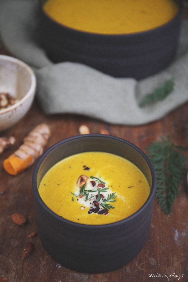 möhren-kokos-suppe mit ingwer und mandeln