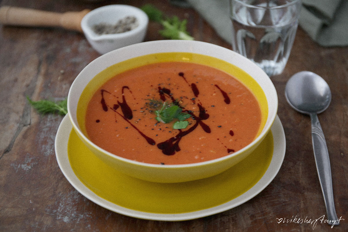 vegane tomaten-fenchel-suppe aus schnell und gesund kochen von veronika pachala // nikesherztanzt