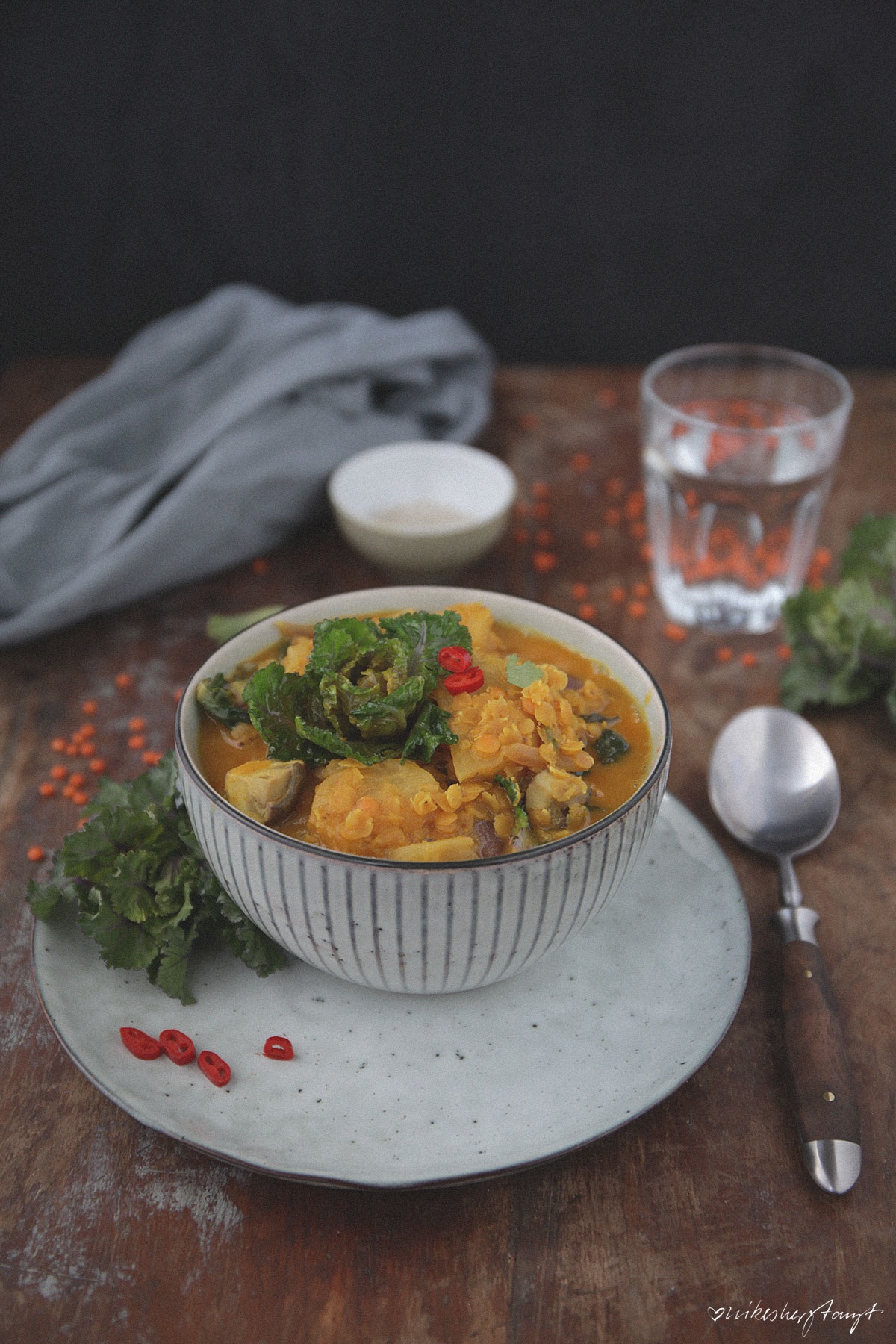 veganes gelbes curry mit ananas, linsen und flower sprouts. // nikesherztanzt