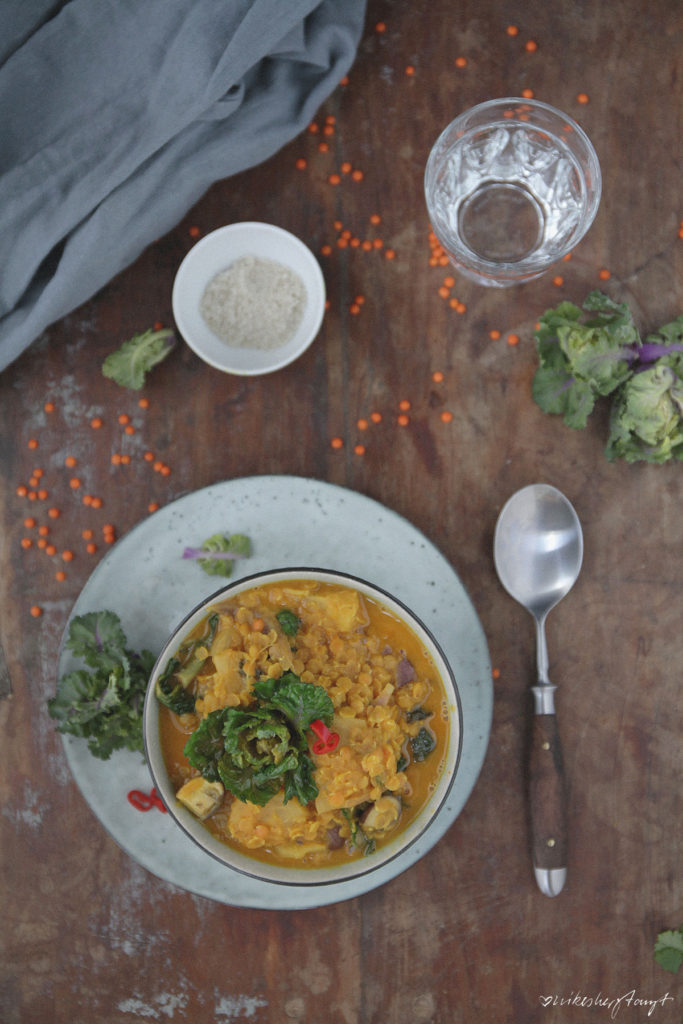 gelbes curry mit ananas, linsen und flower sprouts. gelbes curry mit ananas, linsen und flower sprouts.