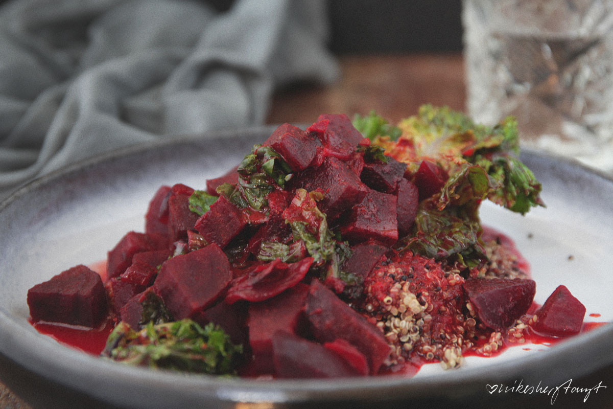 rote bete curry mit quinoa und flowersprouts auf keramikteller // nikesherztanzt