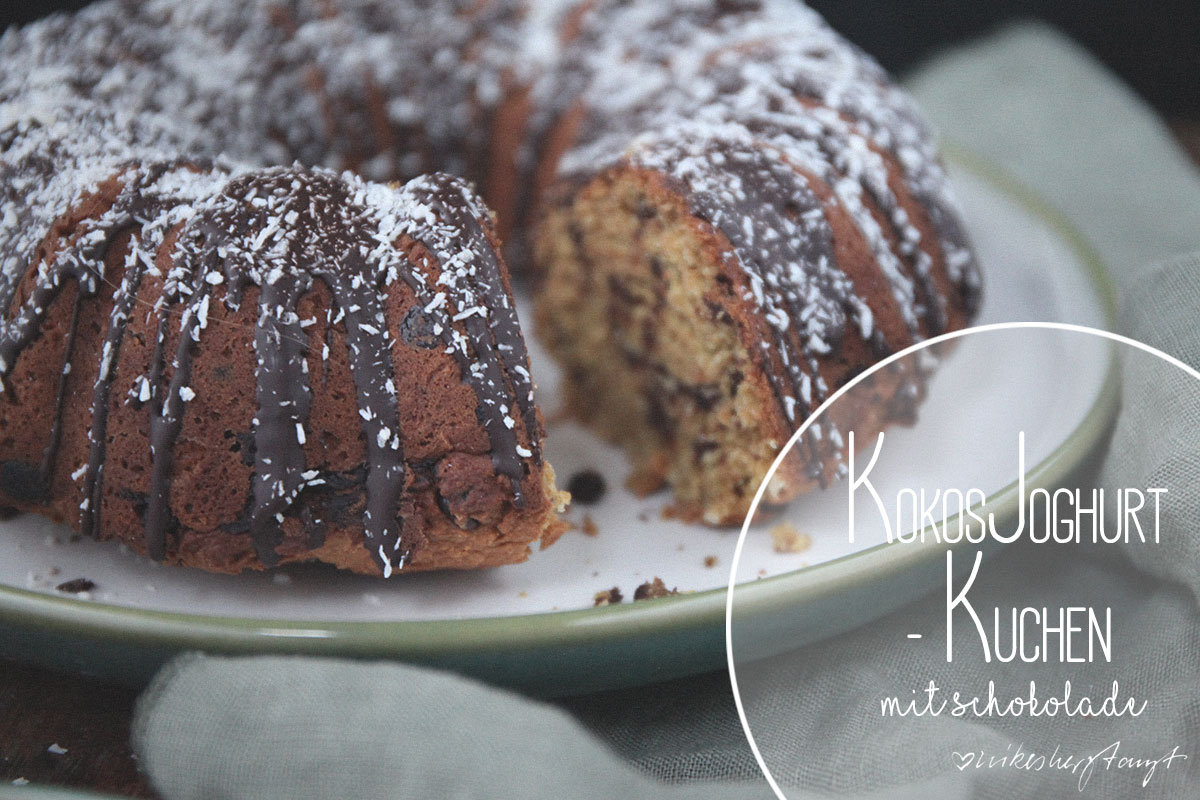 kokosjoghurt-schoko-guglhupf mit schokodrops, -glasur und kokosraspeln