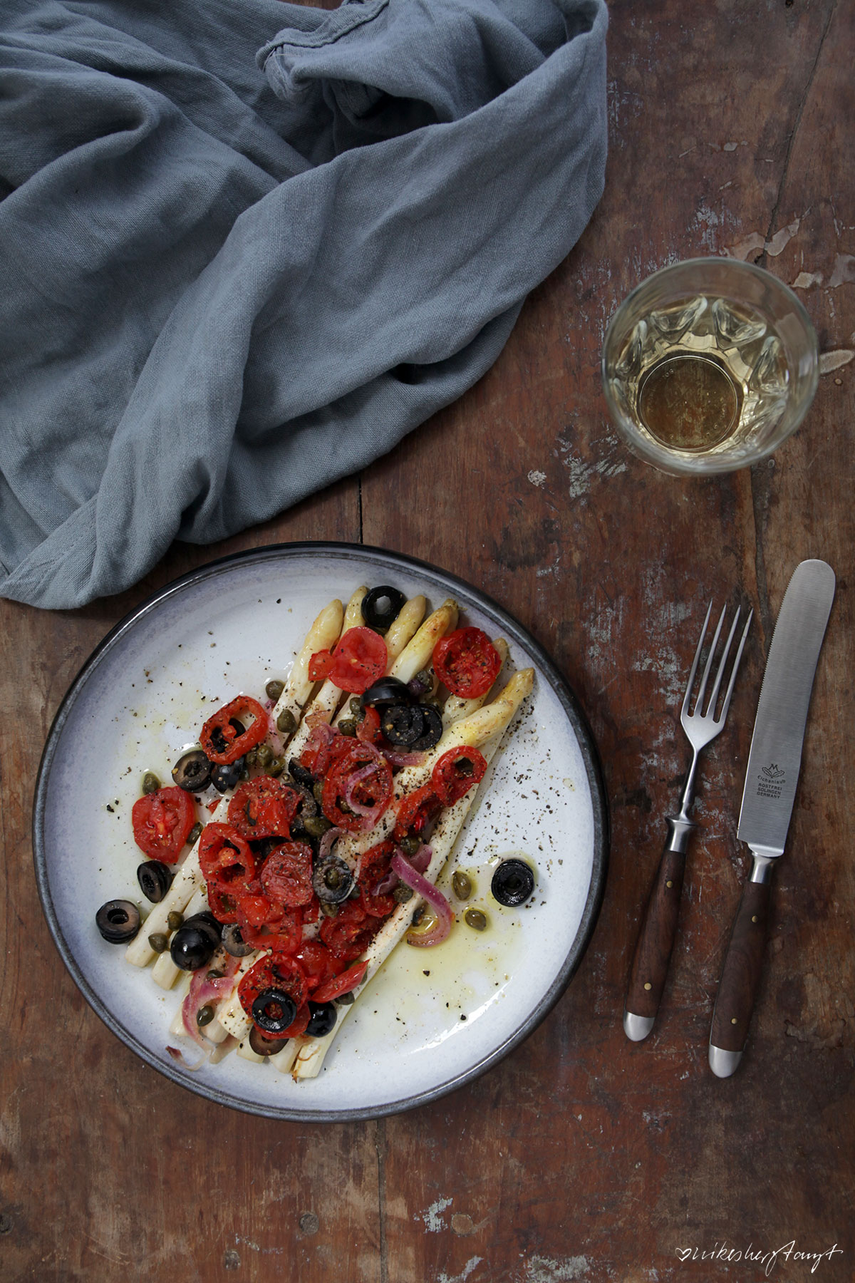 Spargel aus dem Ofen mit Tomaten, Zwiebeln, Oliven und Kapern // nikesherztanzt