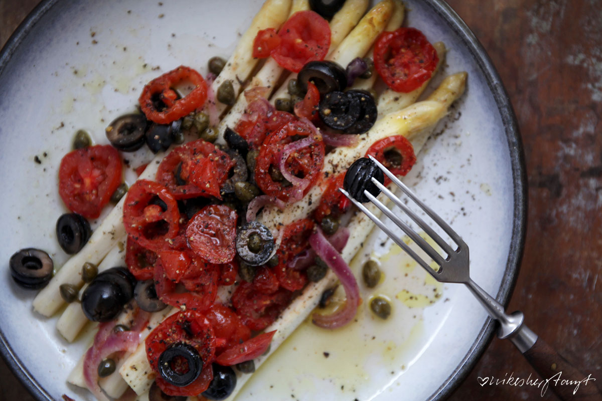 Spargel aus dem Ofen mit Tomaten, Zwiebeln, Oliven und Kapern // nikesherztanzt