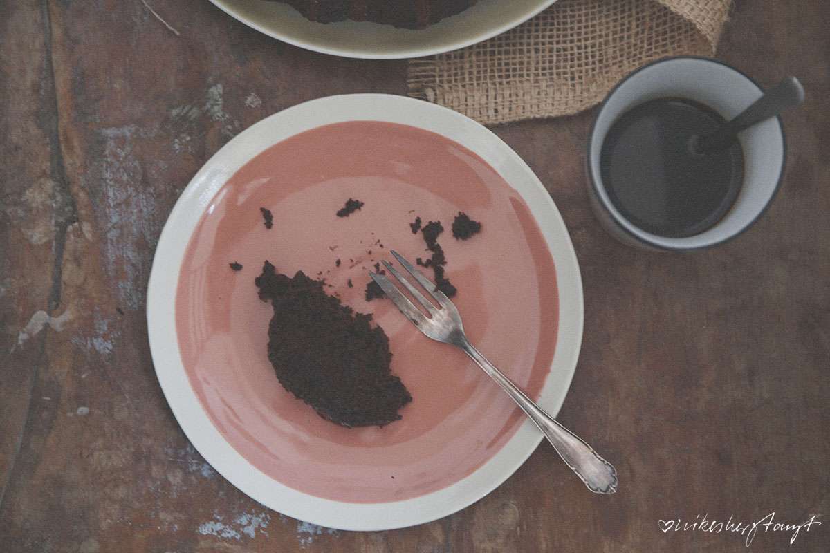 veganer schokoladenkuchen mit roter bete. // nikesherztanzt