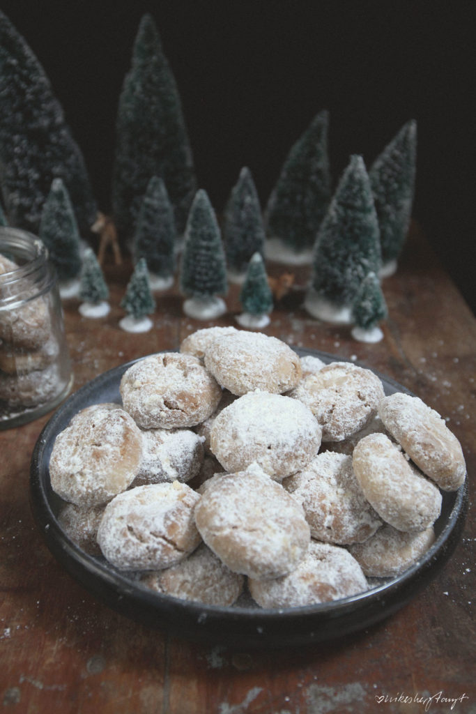kourabiedes - griechisches Weihnachtsgebäck mit Mandeln. Herrlich mürbe und absolut köstlich. // nikesherztanzt